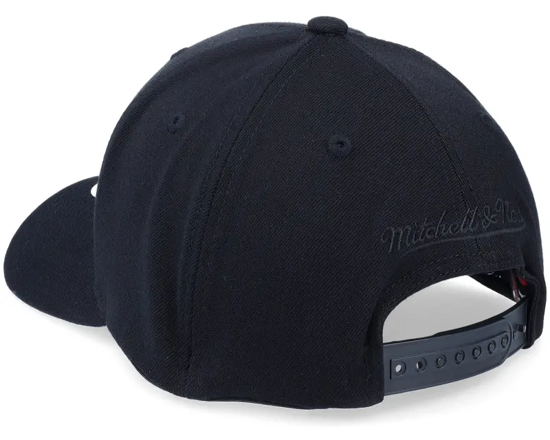 Mitchell & Ness Hatstore Exclusive x Chicago Bulls Black Flag online