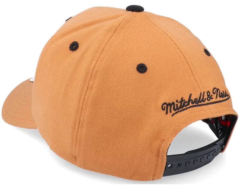 Mitchell & Ness Hatstore Exclusive x Chicago Bulls Camel Leather Logo online